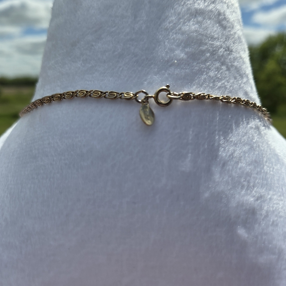 18. Elegant Gold Necklace - Picture 4 of 8